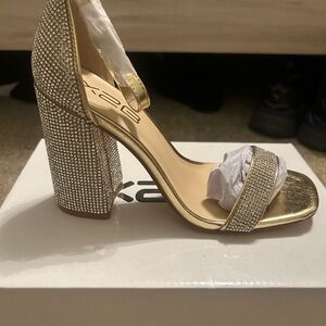 Size 6 women heels, never been worn.